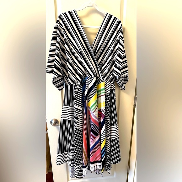 ELOQUII Size 16 Black and White Graphic Dolman Sleeve Dress with Color Insert - Picture 2 of 7